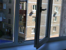 Во Владикавказе девушка едва не упала с балкона пятого этажа