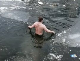 В <span class="evoSearch_highlight">Астрахани</span> мужчина спас тонущую в ледяной воде собаку