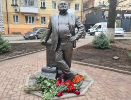 Ростовчанам не понравился памятник Жванецкому, который открывал сам губернатор