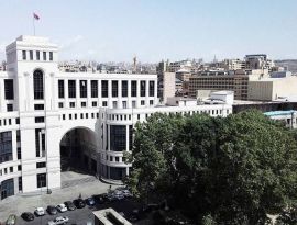 Армянский политический кризис добрался до МИДа: куда и почему уходят дипломаты