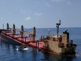 Йеменские повстанцы потопили первое с начала войны в Красном море судно