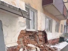В Улан-Удэ рухнула стена дома, который затапливало кипятком